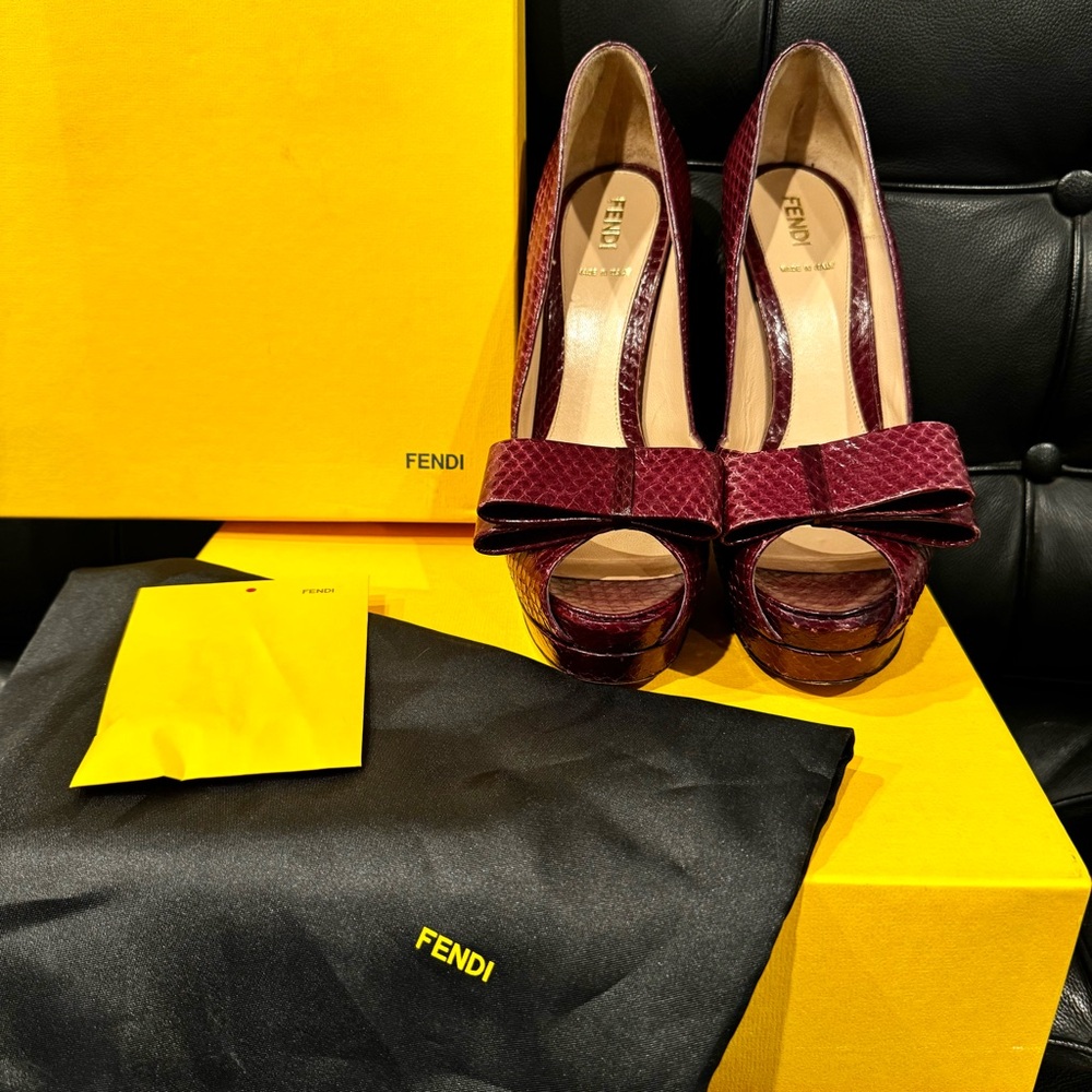 🔥FENDI Spuntata Ayers Lucido Bow Platform Heels Bordeaux Burgundy 8 38 Snakeskin - Picture 2 of 12